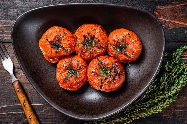 Ofengeröstete Kirschtomaten mit Thymian und Knoblauch in einem Teller