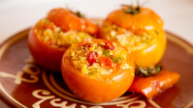 Ofengeröstete Tomaten gefüllt mit Quinoa und Gemüse veganes Rezept
