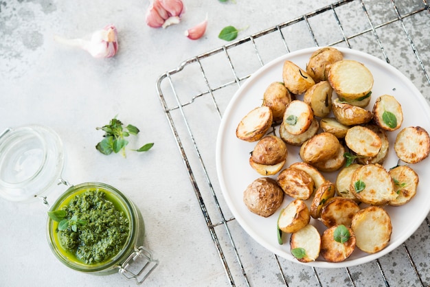 Ofenkartoffeln im rustikalen Stil mit grüner Pesto-Sauce