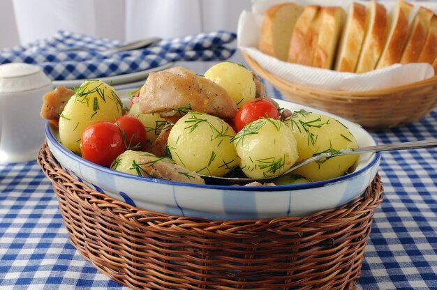 Ofenkartoffeln mit Dill und Huhn und Tomaten