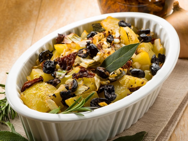 Ofenkartoffeln mit getrockneten Tomaten und schwarzen Oliven