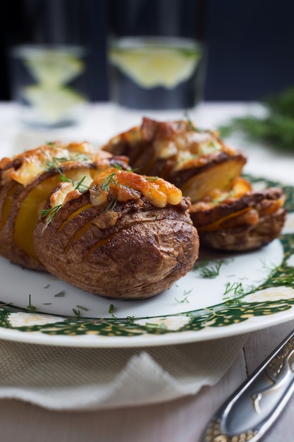 Ofenkartoffeln mit Käse und Dill