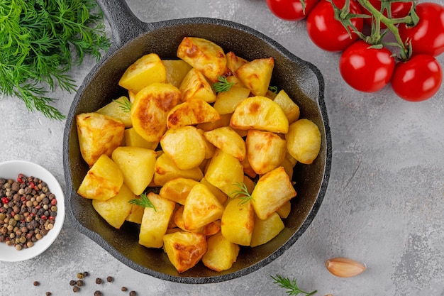 Ofenkartoffeln mit Pilzen und Knoblauch in einer gusseisernen Pfanne Draufsicht Kopieren Sie Platz