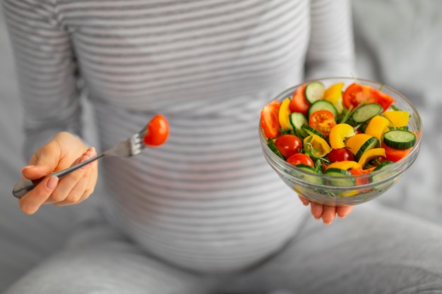 Foto oferecer uma tigela de salada saudável com um sorriso