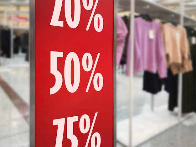 Oferta de cierre de temporada 50 por ciento de descuento, descuentos de vacaciones en centro comercial