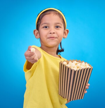 Criança Animada Comendo Pipoca Assistindo Televisão Filme Esportivo Serial  Game Online Filme De Mídia Social Imagem de Stock - Imagem de pupila,  filme: 266022755