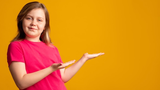 Foto oferta especial niño seguro opción perfecta solución idea amigable niña en camiseta rosa