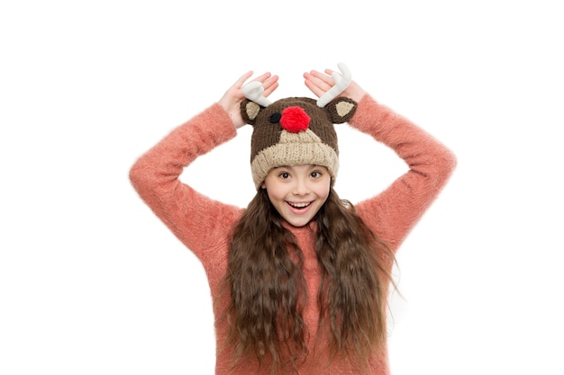 La oferta de invierno comienza ahora. di no al frío del invierno. divertida niña con sombrero. sombrero divertido de punto favorito. infancia activa y saludable. sintiéndose acogedor y cálido. moda de prendas de punto para niños. niño feliz.