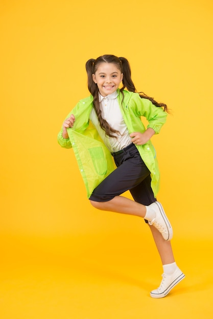 Oferta de otoño en este momento colegiala activa impermeable impermeable ropa resistente al agua de buen humor protegida para primavera otoño moda infantil seco y cómodo clima lluvioso impermeable de niña pequeña