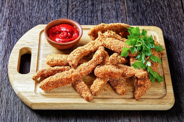 Ofertas de pollo al horno crujiente sobre una tabla de madera