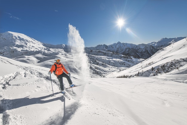 Off-Piste-Skifahrer hebt Schnee auf Skiern