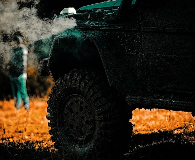 Off-Road-Sport-Truck zwischen Bergen, Landschaftsspuren auf einem schlammigen Feld, Blick von unten auf große Offroad-Strecken