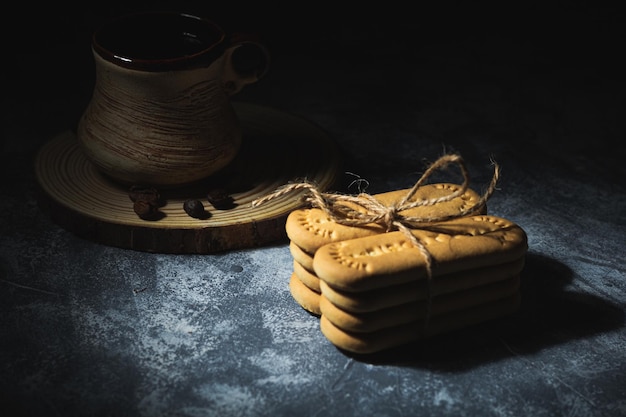 offee y galletas atadas con una cuerda sobre un fondo abstracto