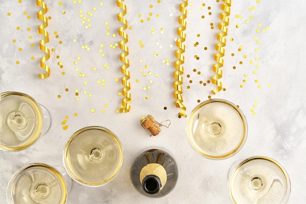 Foto offene flasche champagner und gefüllte gläser champagner auf dem festlichen tisch, neujahrs- oder weihnachtsfeierkonzept. ansicht von oben.