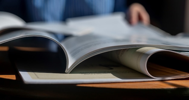 Offene Notizbücher Bücher Lehrbücher extra Nahaufnahme Bildungs- und Forschungskonzept