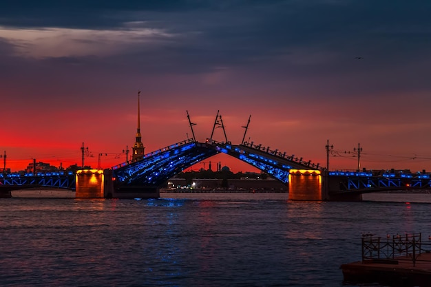 Offene Palastbrücke in St. Petersburg in einer weißen Nacht St. Petersburg Russland 24. Juni 2022