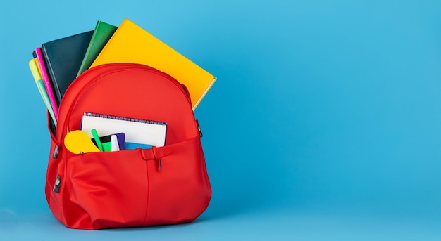 Offene rote Tasche voller Schulbücher zurück zum Schulkonzept