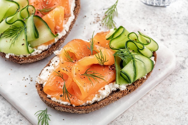 Offene Sandwiches mit gesalzenem Lachs