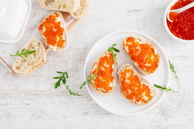 Offene Sandwiches mit rotem Lachskaviar Draufsicht flach liegend