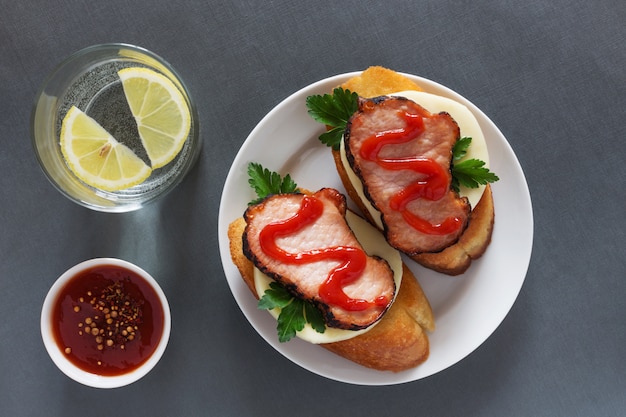 Offene Sandwiches mit Schinken und Ketchup