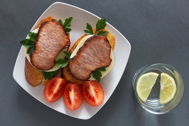 Foto offene sandwiches mit schinken und mozzarella