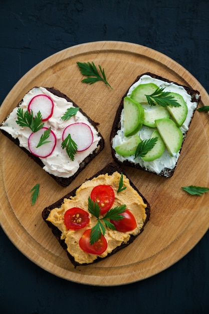 Offene Sandwiches mit vegetarischem Brot