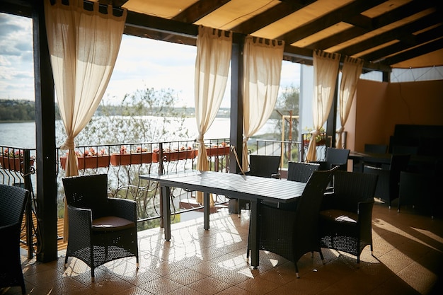 Foto offene terrasse in einem leeren sommercafé mit blick auf den fluss