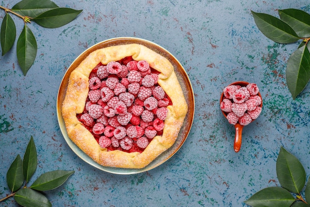 Offene Torte, Himbeer-Galette. Sommerbeerendessert.