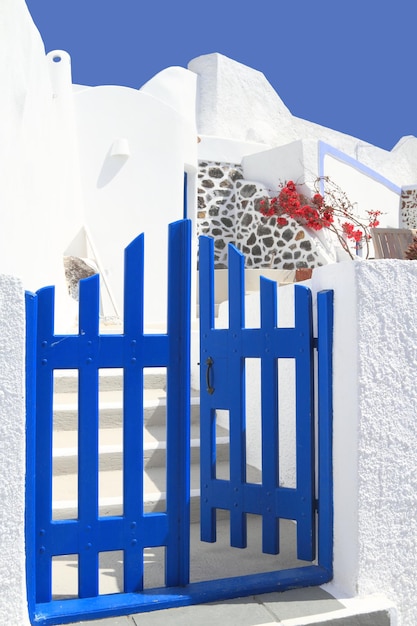 Offene Tür in einem typischen griechischen Haus der Insel Santorini