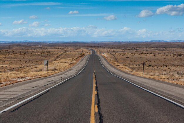 Foto offene verlassene hwy 82 zwischen artesia und cloudcroft in new mexico usa