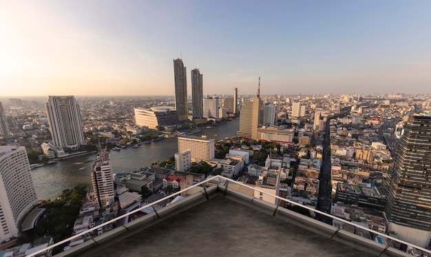 Offener Balkon mit Blick auf die Skyline von Bangkok im Hintergrund