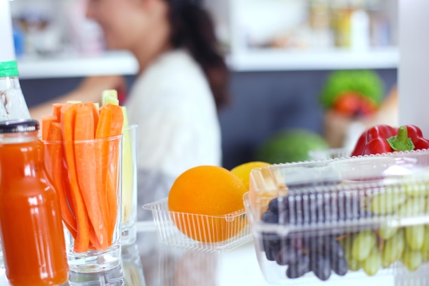 Offener Kühlschrank mit frischem Obst und Gemüse offener Kühlschrank