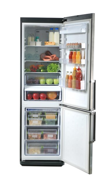 Foto offener kühlschrank voller lebensmittel auf weißem hintergrund