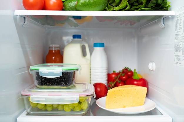 Offener Kühlschrank voller Obst, Gemüse und Getränke