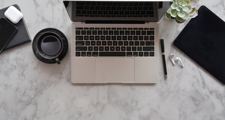 Foto offener laptop mit büromaterial