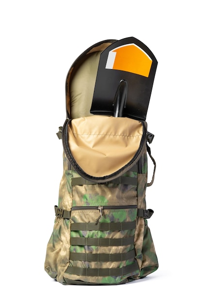 Offener militärischer Rucksack in khakifarbener Farbe auf weißem Hintergrund