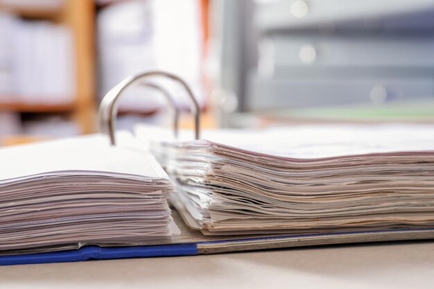 Offener Ordner mit Dokumenten auf dem Tisch im Archiv-Closeup