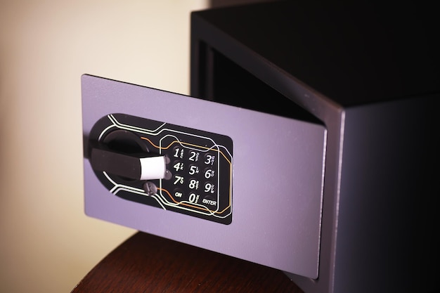 Offener Safe in einem wohlhabenden Haus Sicherheitsbox im Hotelzimmer Konzept der sicheren Aufbewahrung von Geld und Dokumenten