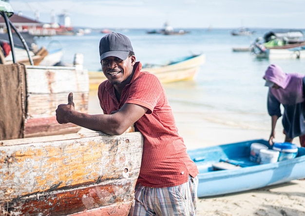 Offener schwarzer Fischer an der Küste in der Nähe des Ozeans