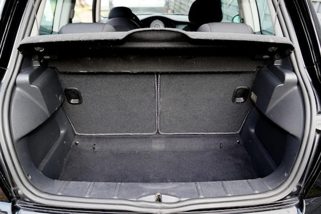 Offener schwarzer Kofferraum hinten in einem modernen kleinen Stadtauto