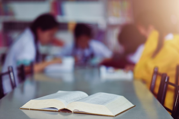 Offenes Buch auf dem Tisch in der Bibliothek