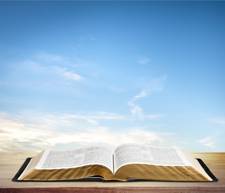 Foto offenes buch auf dem tisch, nahaufnahme