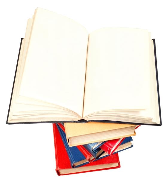 Offenes Buch auf Stapel Bücher