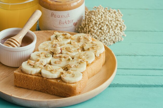 Offenes gegenübergestelltes Sandwich des Bananenerdnussbutter-Toasts