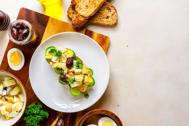 Offenes Sandwich mit traditionellem deutschem Kartoffelsalat, Brot, allen Zutaten