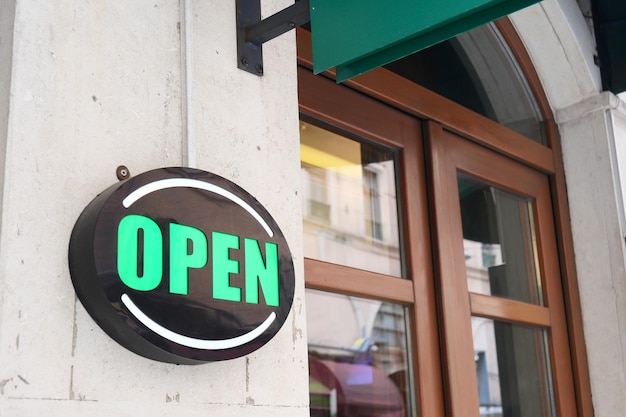 Offenes Schild, das vor dem Café hängt