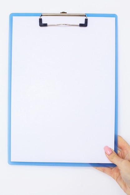 Foto office mão segurando uma pasta com um papel de cor branca no fundo da tabela branca