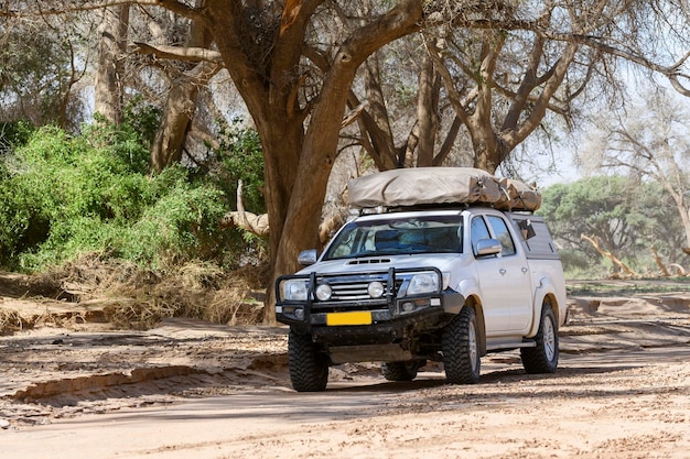 Offroad 4X4 Auto mit Zelt im afrikanischen Busch während eines Safari-Abenteuers Camping mit Dachzelt