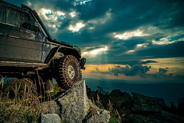 Offroad-Auto auf Bergstraße Stoßdämpfer für Off-Road-Auto Autobremsen mit Dämpfern Autoreifen Reifen...