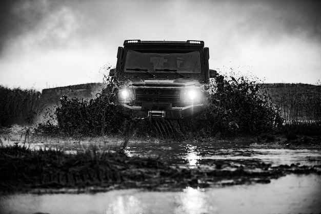 Offroad-Auto auf schlechter Straße Offroad-Jeep-Expedition zu den Dörfern auf Bergstraße Schlamm und Wasserspritzer ...